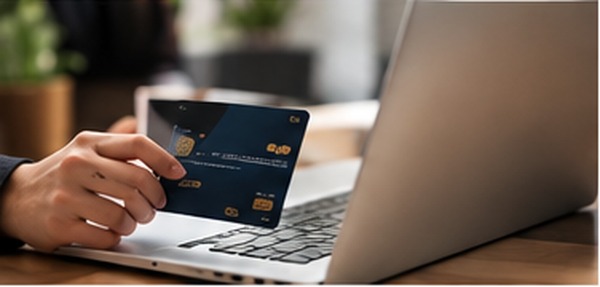 Tarjeta bancaria junto a una computadora